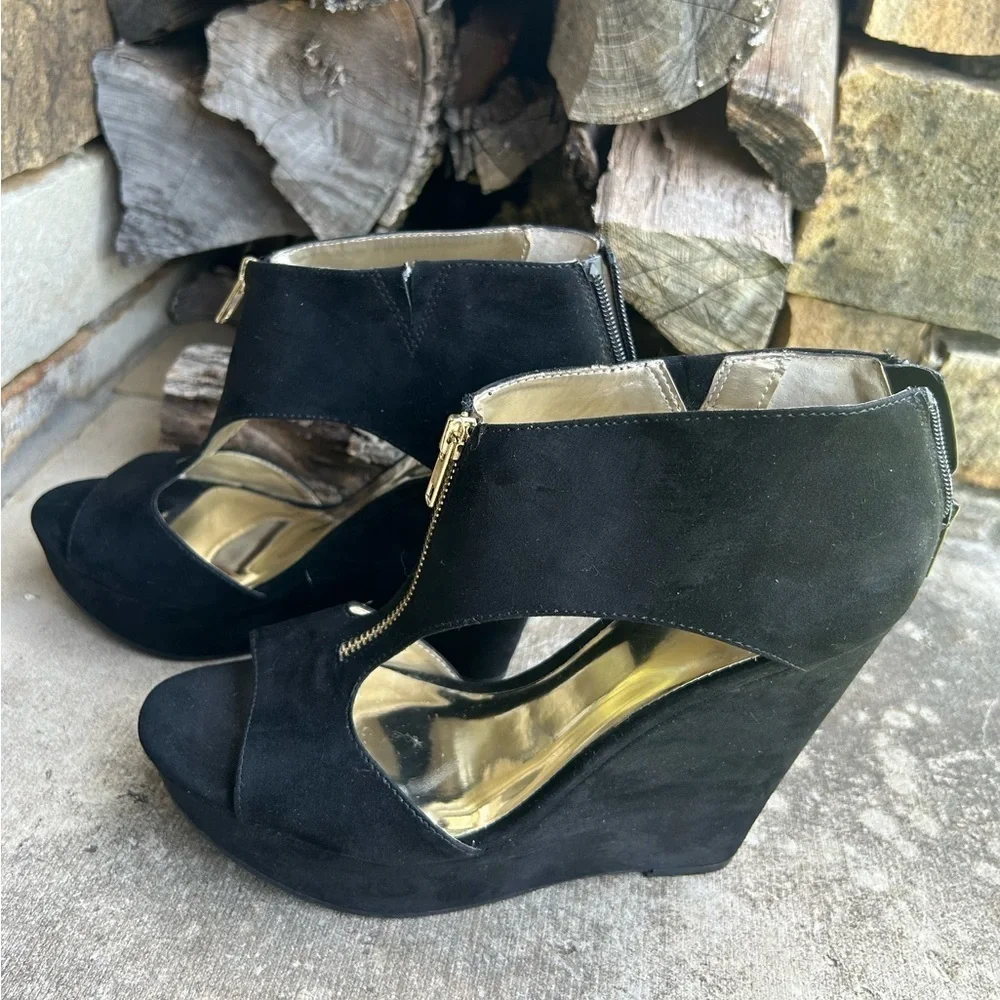 Carlos by Carlos Santana Brynn Black platform wedge sandal w/back zip Sz-10.  P‎